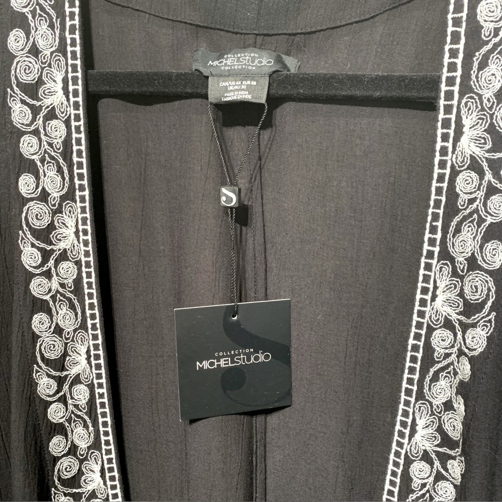 Lovely embroidered Kimono - Picture 4 of 8